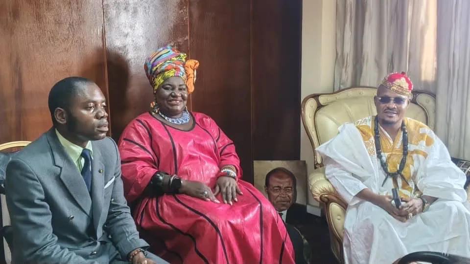 Accueil d’une délégation par le Forum : costume, tenue traditionnelle et chef en agbada