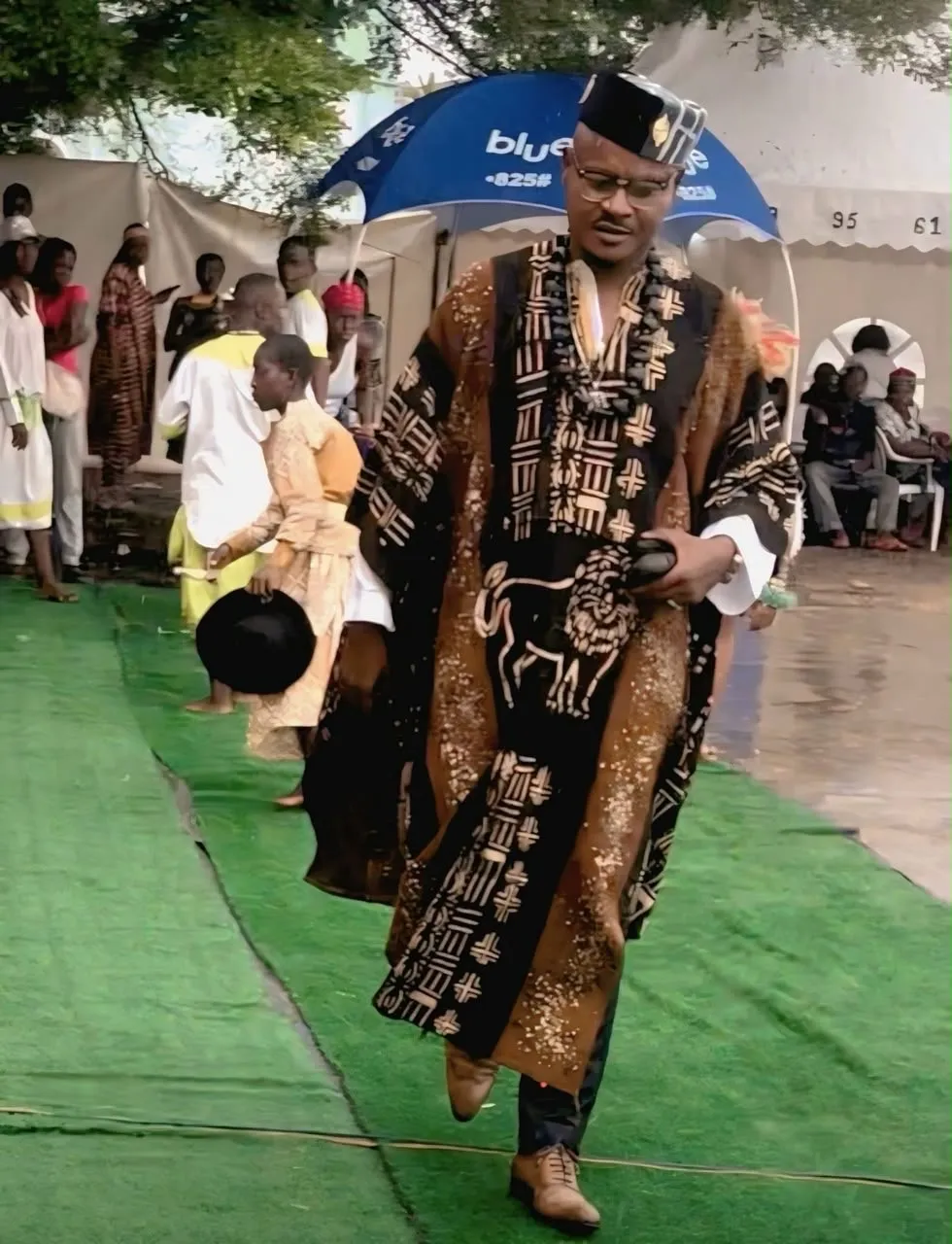 Un exposant en tenue traditionnelle défile sur le tapis de la FOCULPA