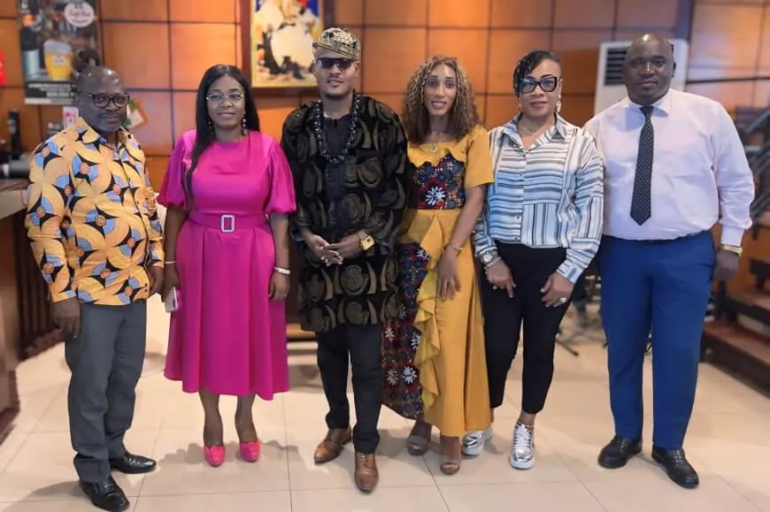 Les membres du jury FMPN 2025 posant avec Joseph Kuika dans un hall lambrissé
