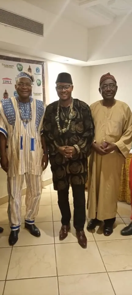 Le ministre Jean-Claude Mbwentchou, en tunique brodée bleu et blanc, aux côtés de Joseph Kuika et d’un invité en boubou beige