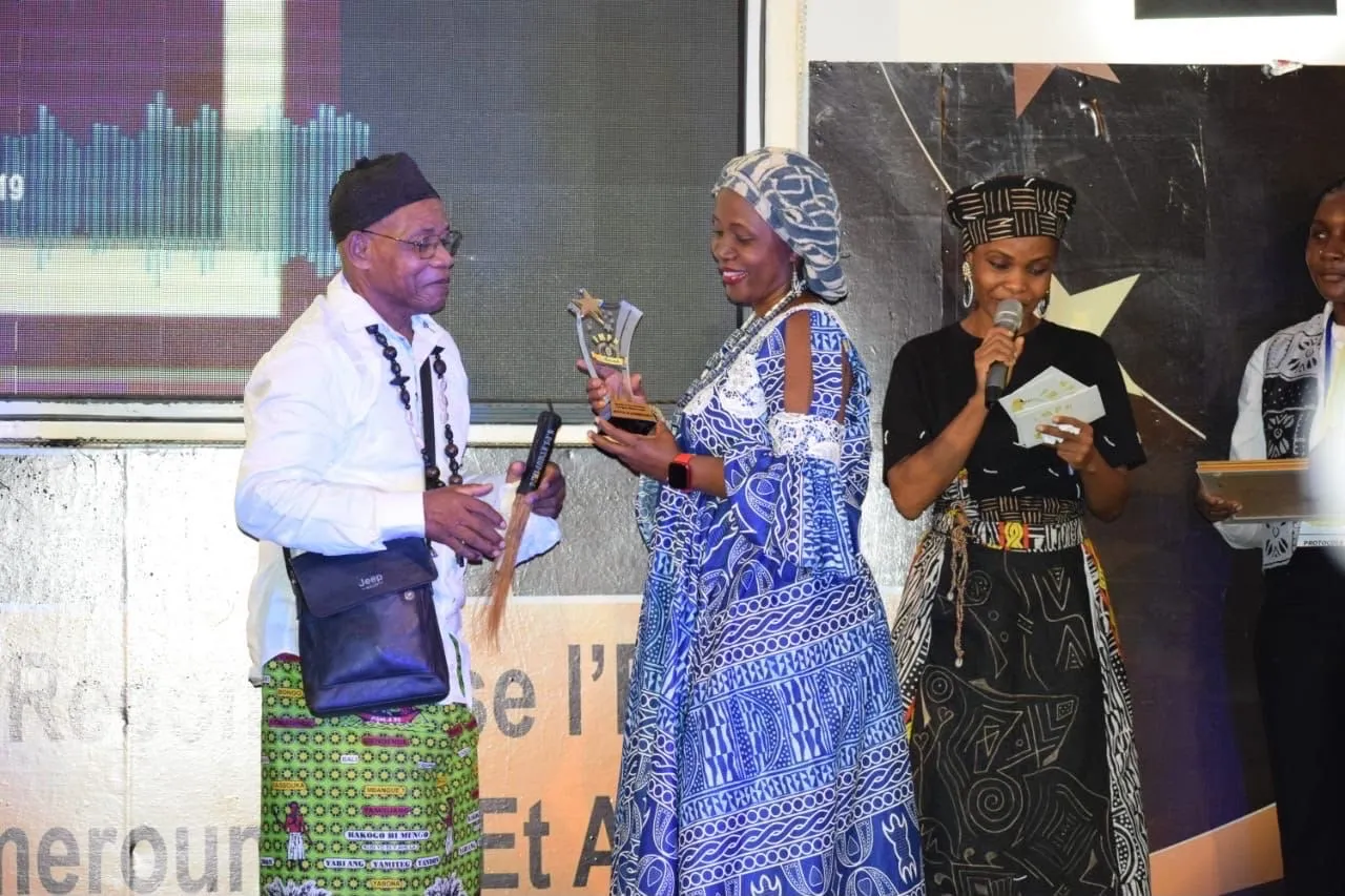 Remise d’un trophée étoile lors des FMPN Awards
