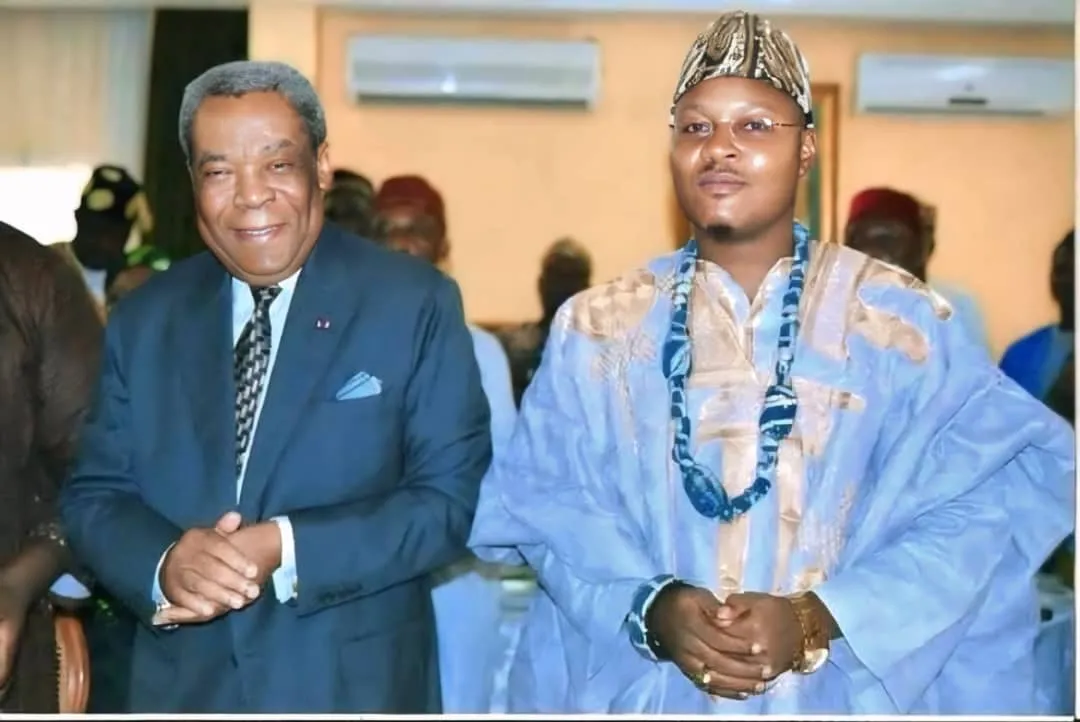 Joseph Kuika, en boubou bleu et coiffe traditionnelle, aux côtés du premier président du Sénat du Cameroun en costume sombre