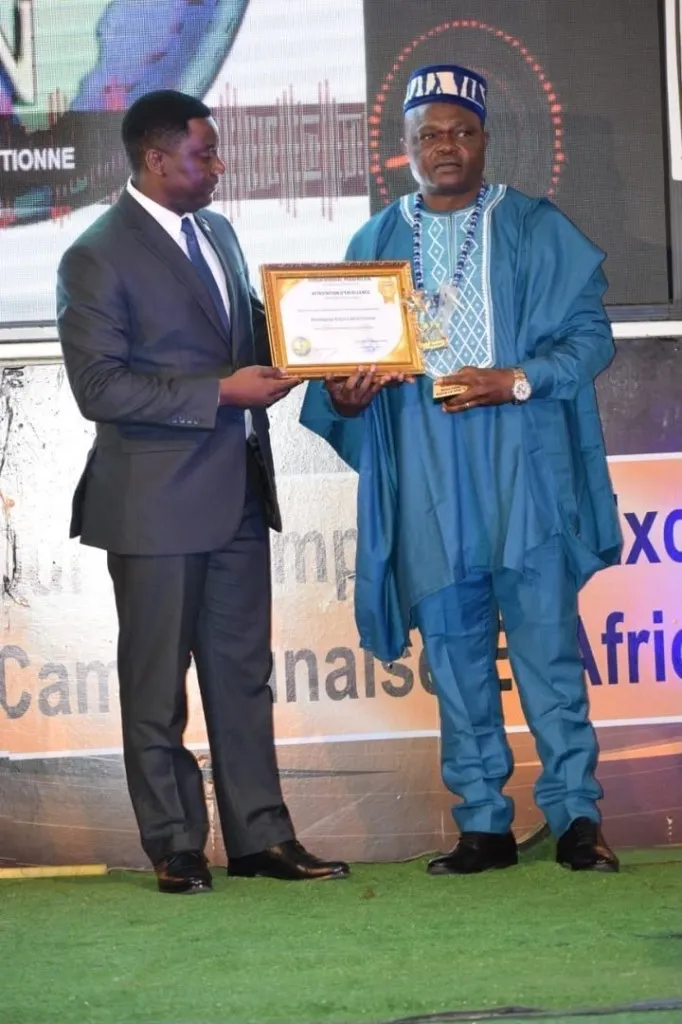 Présentation d’une attestation d’excellence à un lauréat en boubou bleu