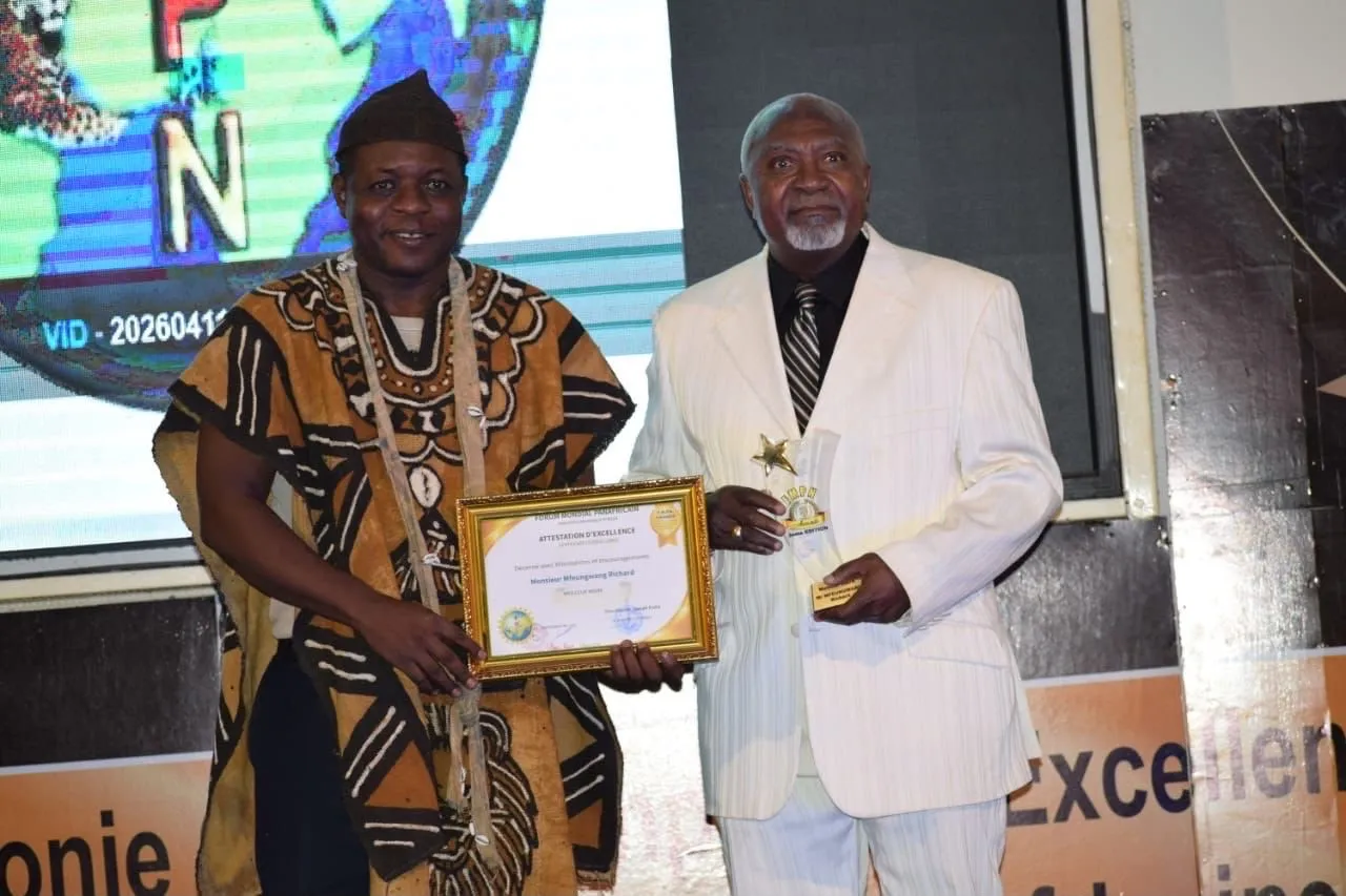 Monsieur Nfungwang Richard recevant une attestation d’excellence et un trophée FMPN