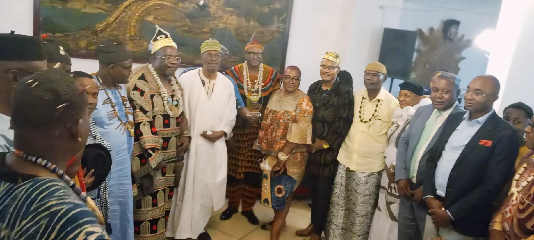 Vue large de l’assemblée de la conférence-formation 2024 : chefs en tenues traditionnelles et invités en costume