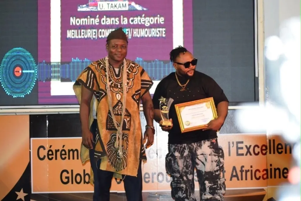 Catégorie Meilleur comédien / humouriste, trophée et attestation sur scène