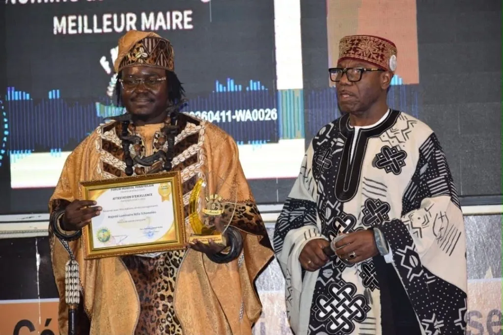 Remise du prix Meilleur maire, attestation d’excellence et trophée doré