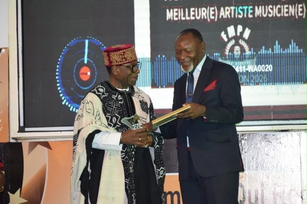 Remise du prix Meilleur artiste musicien sur scène, écran FMPN en fond