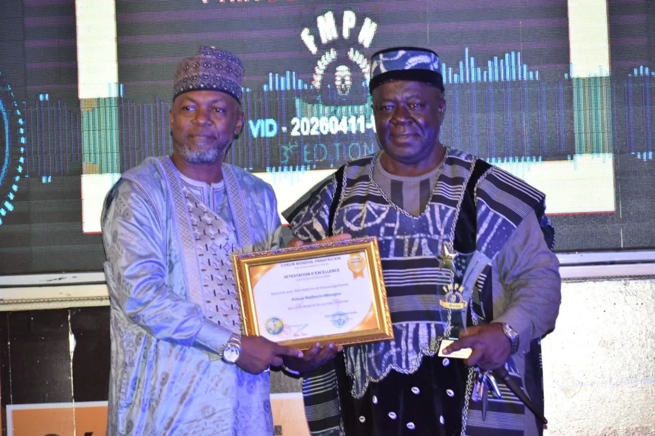 Prince Mathurin Nkongso recevant le prix Meilleur promoteur, 3e édition FMPN