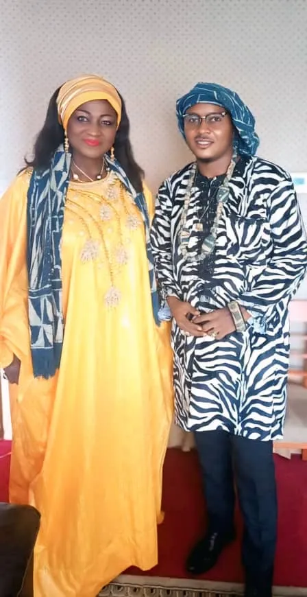 Joseph Kuika, en tunique zébrée et turban indigo, aux côtés de la ministre Célestine Ketcha Courtès en boubou jaune