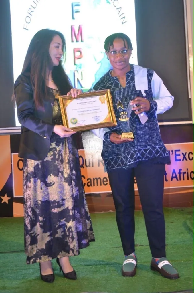 Remise d’une attestation d’excellence et d’un trophée étoilé entre deux femmes
