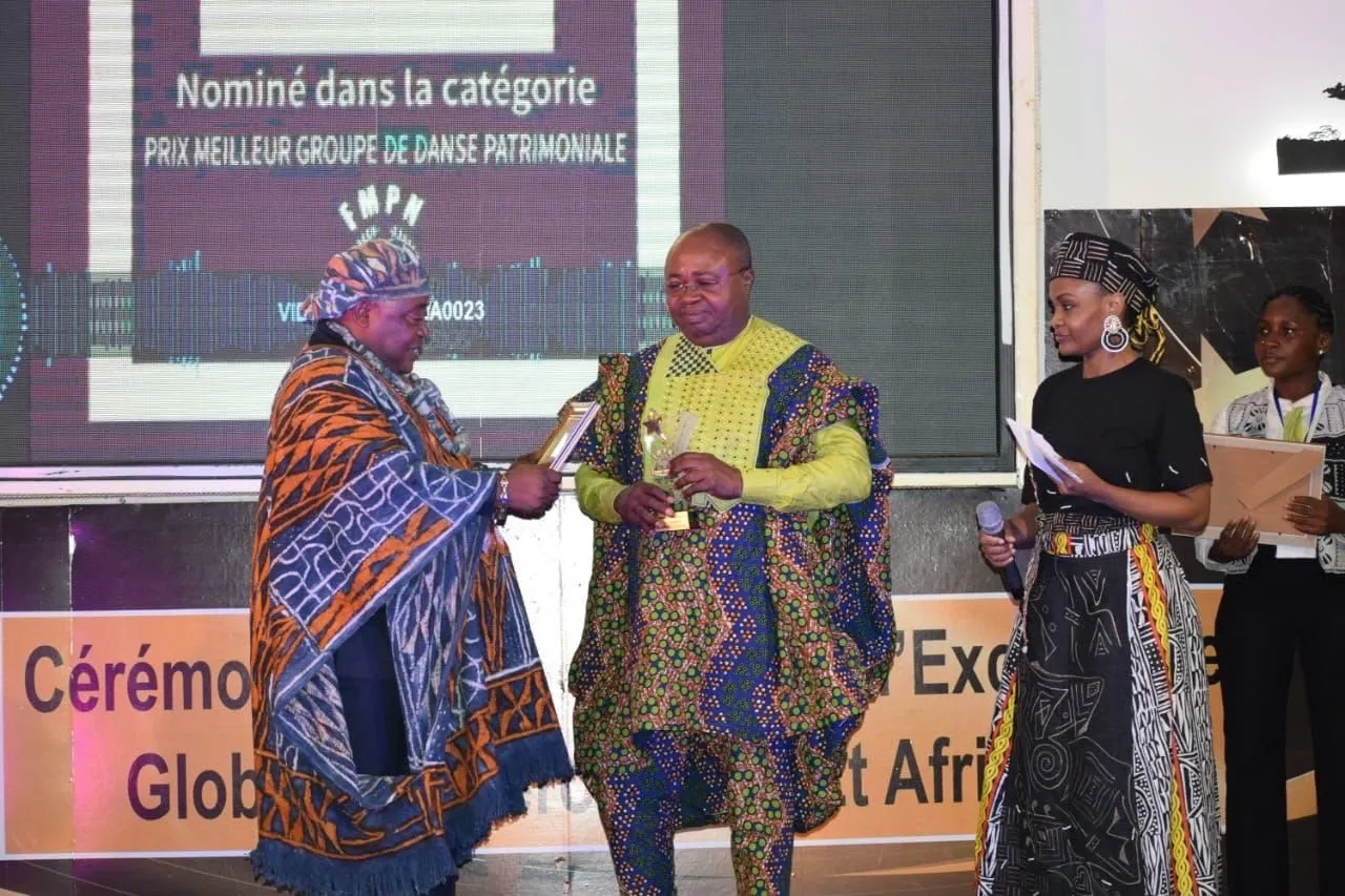 Remise du prix Meilleur groupe de danse patrimoniale, trophée et maîtresse de cérémonie